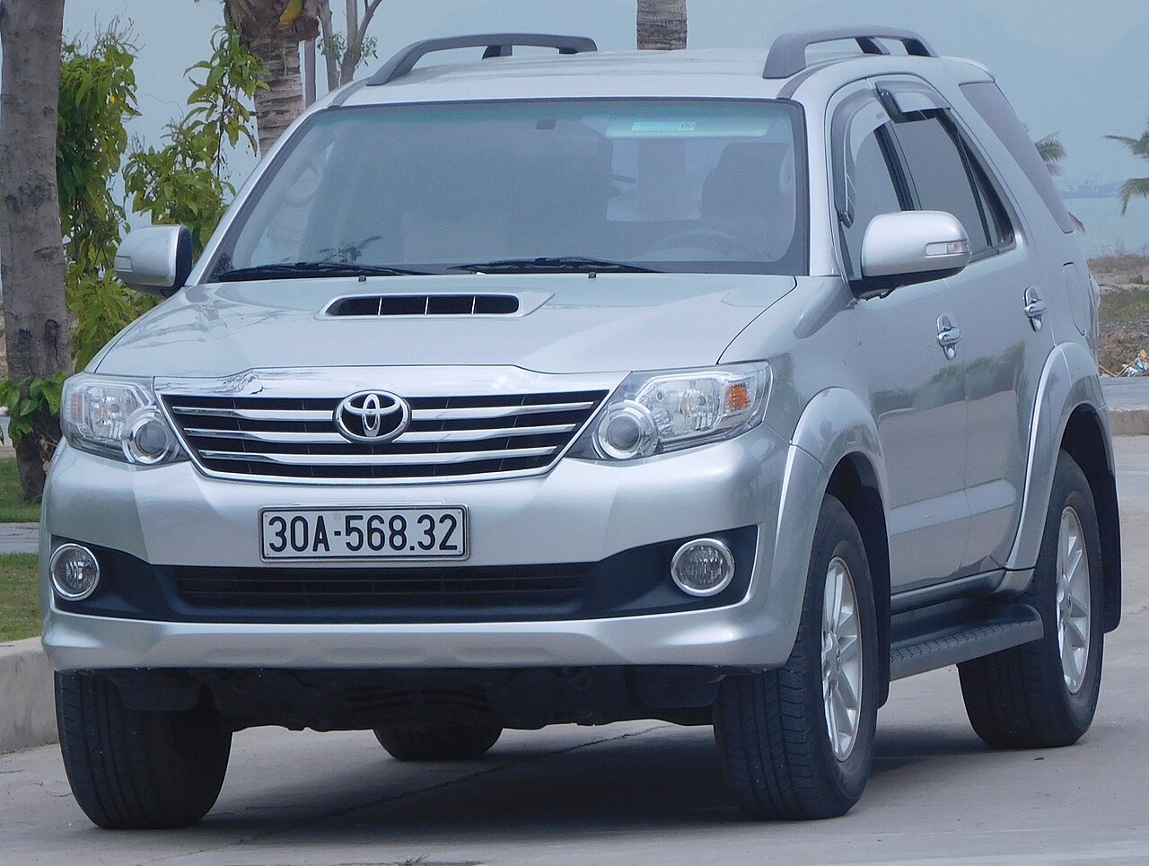 Thuê Toyota Fortuner bạc, 7 chỗ gầm cao màu Bạc tại Hà Nội, Hà Nội